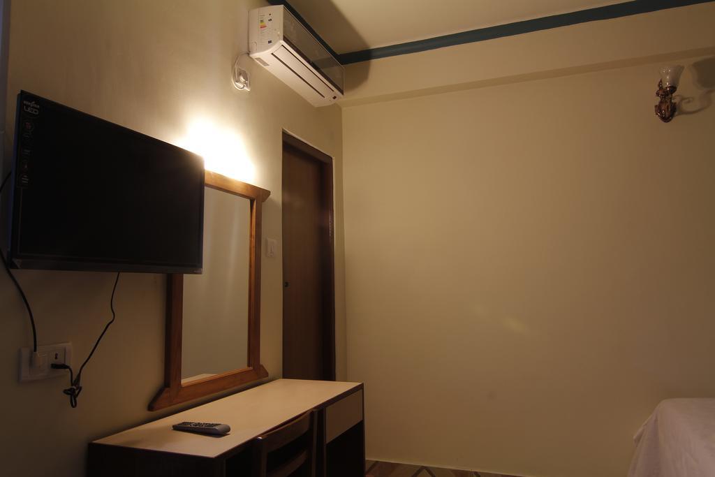 Hotel Adam Pokhara Bagian luar foto
